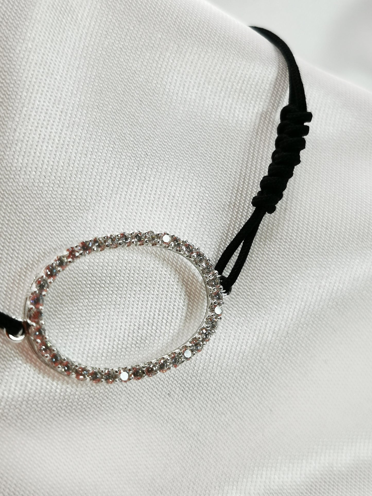 Pulsera de hilo con óvalo en plata y circonitas blancas