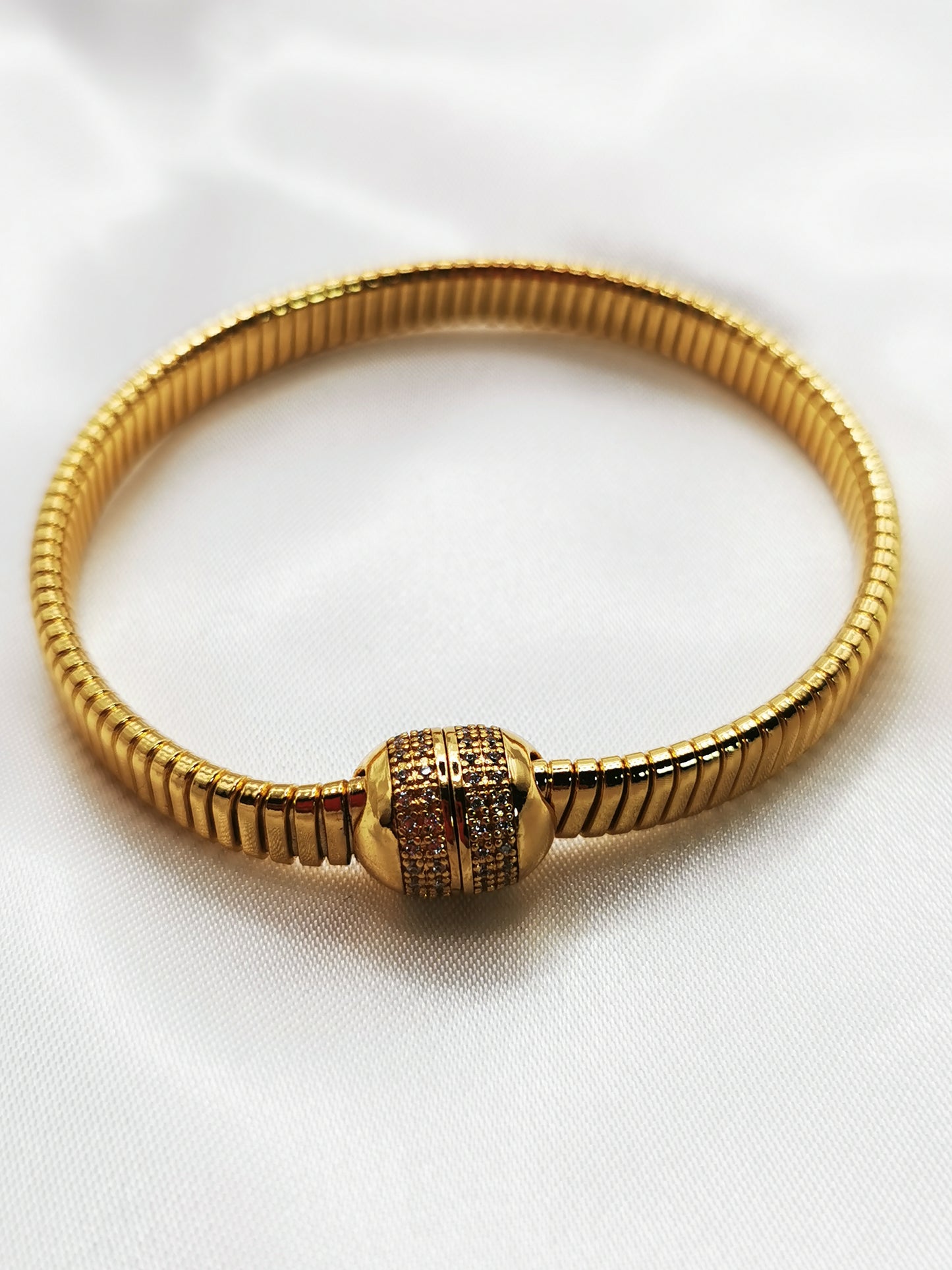 Pulsera tubogas imán oro con pavé