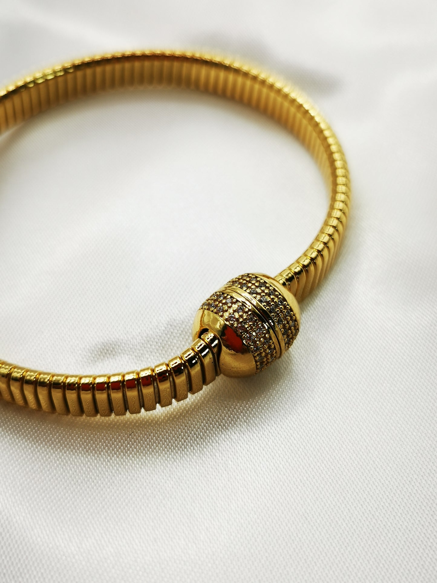 Pulsera tubogas imán oro con pavé