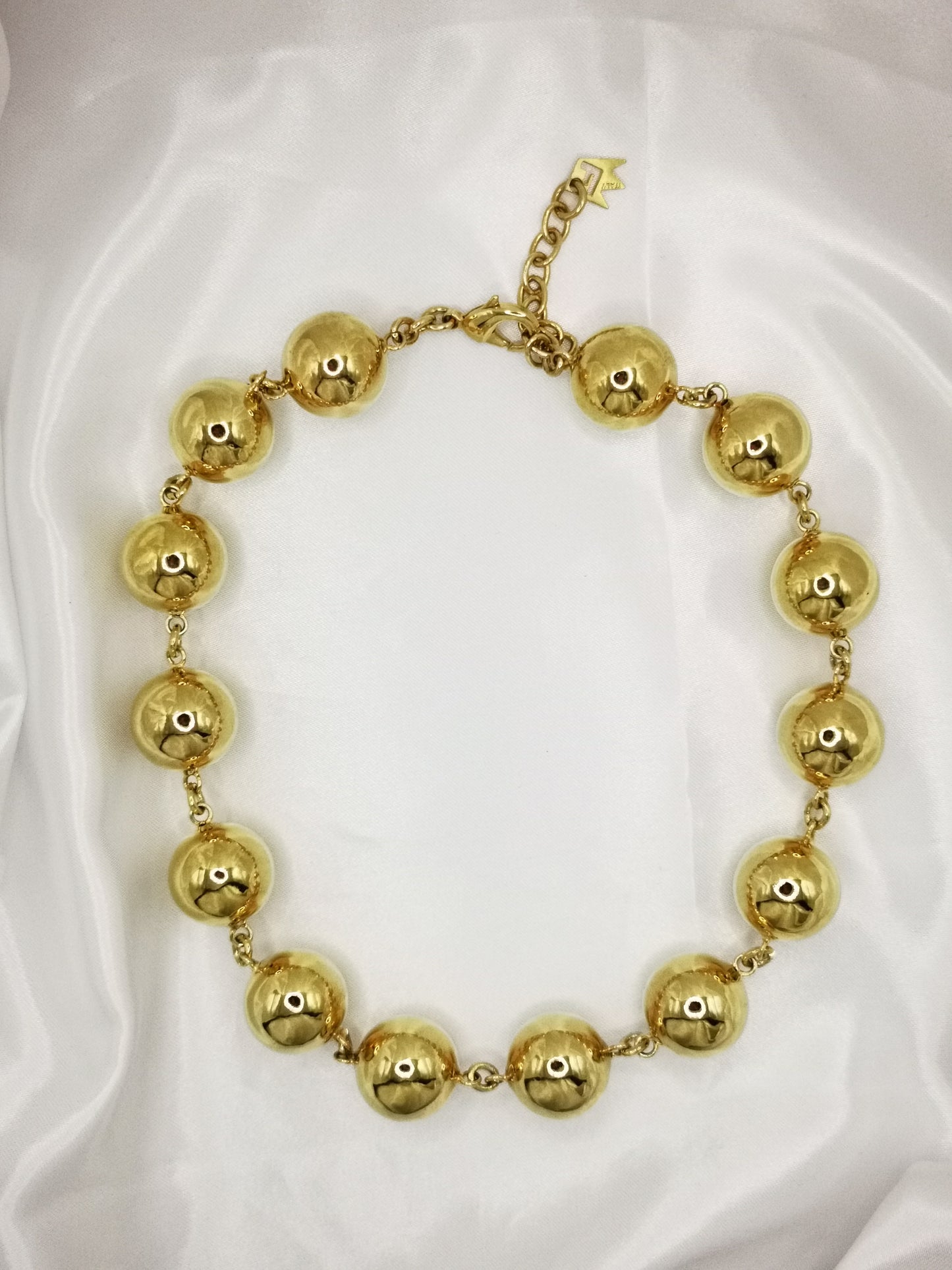 Collar de bolas en oro