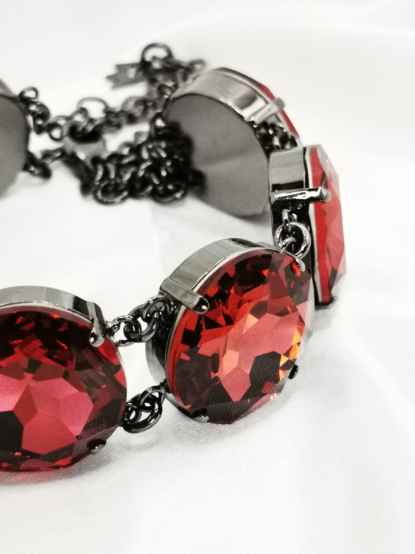 Choker espectacular de circonitas rojas redondas