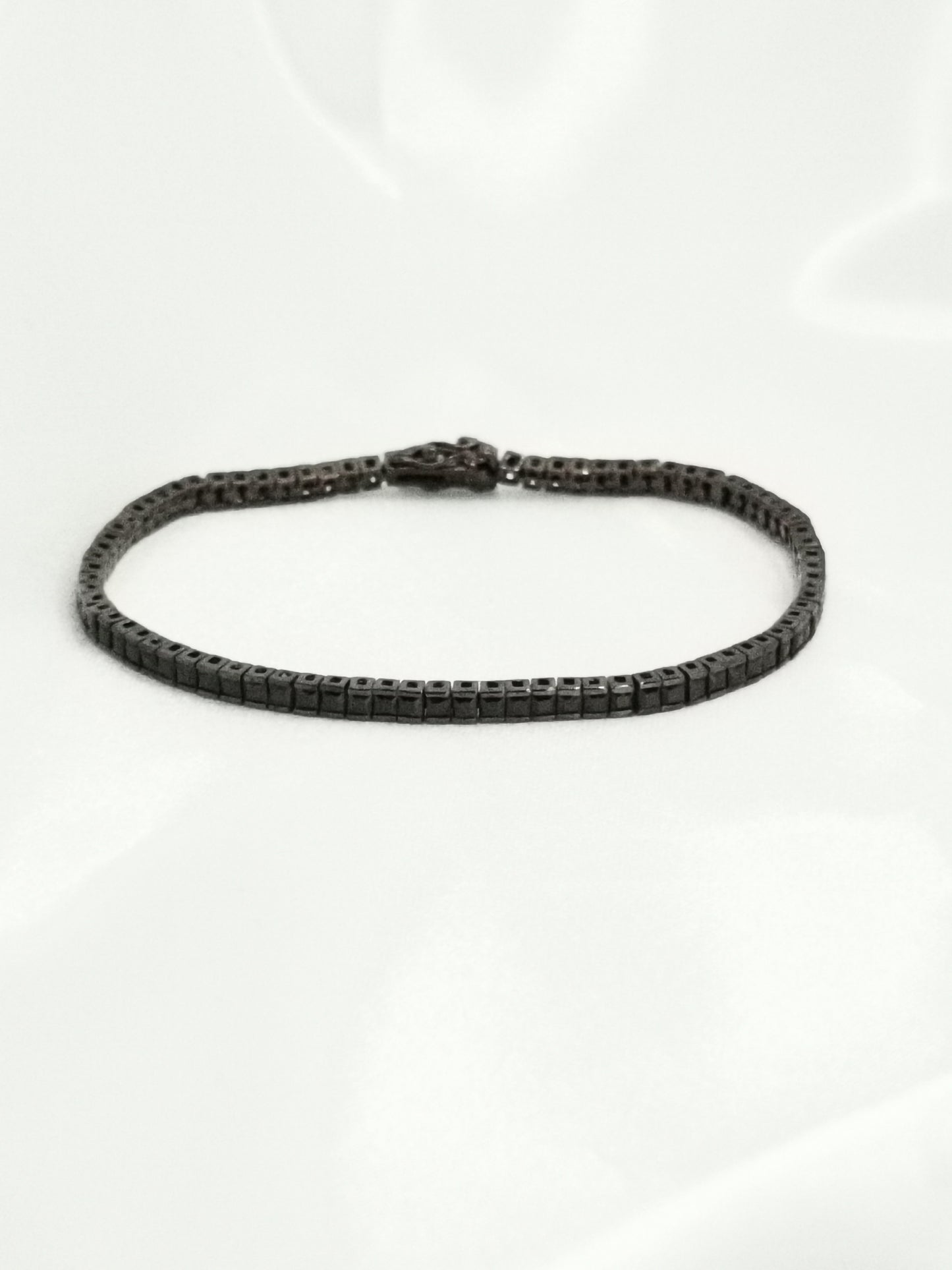 Pulsera rivière negra con circonitas negras cuadradas de 2 mm