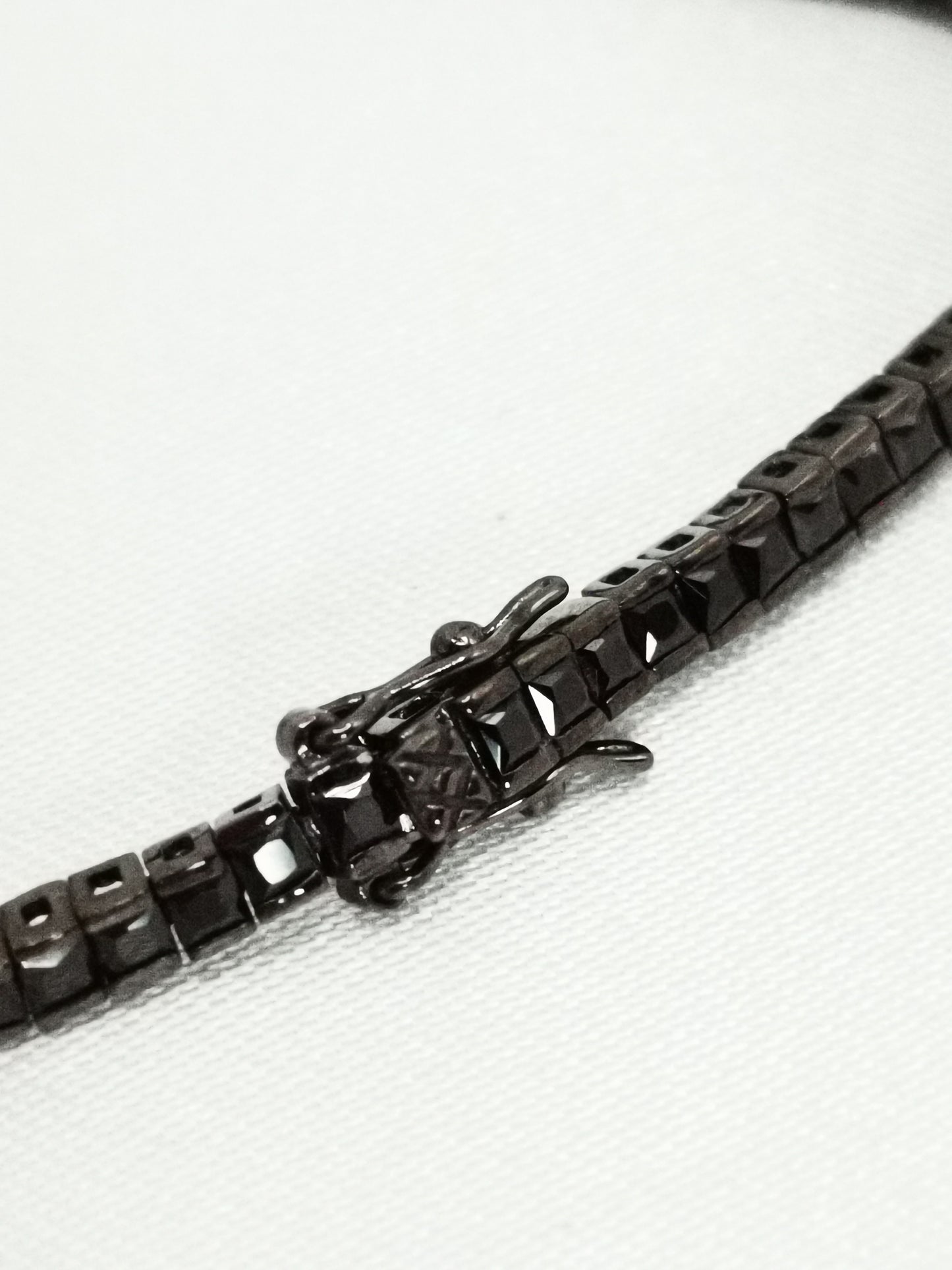 Pulsera rivière negra con circonitas negras cuadradas de 2 mm