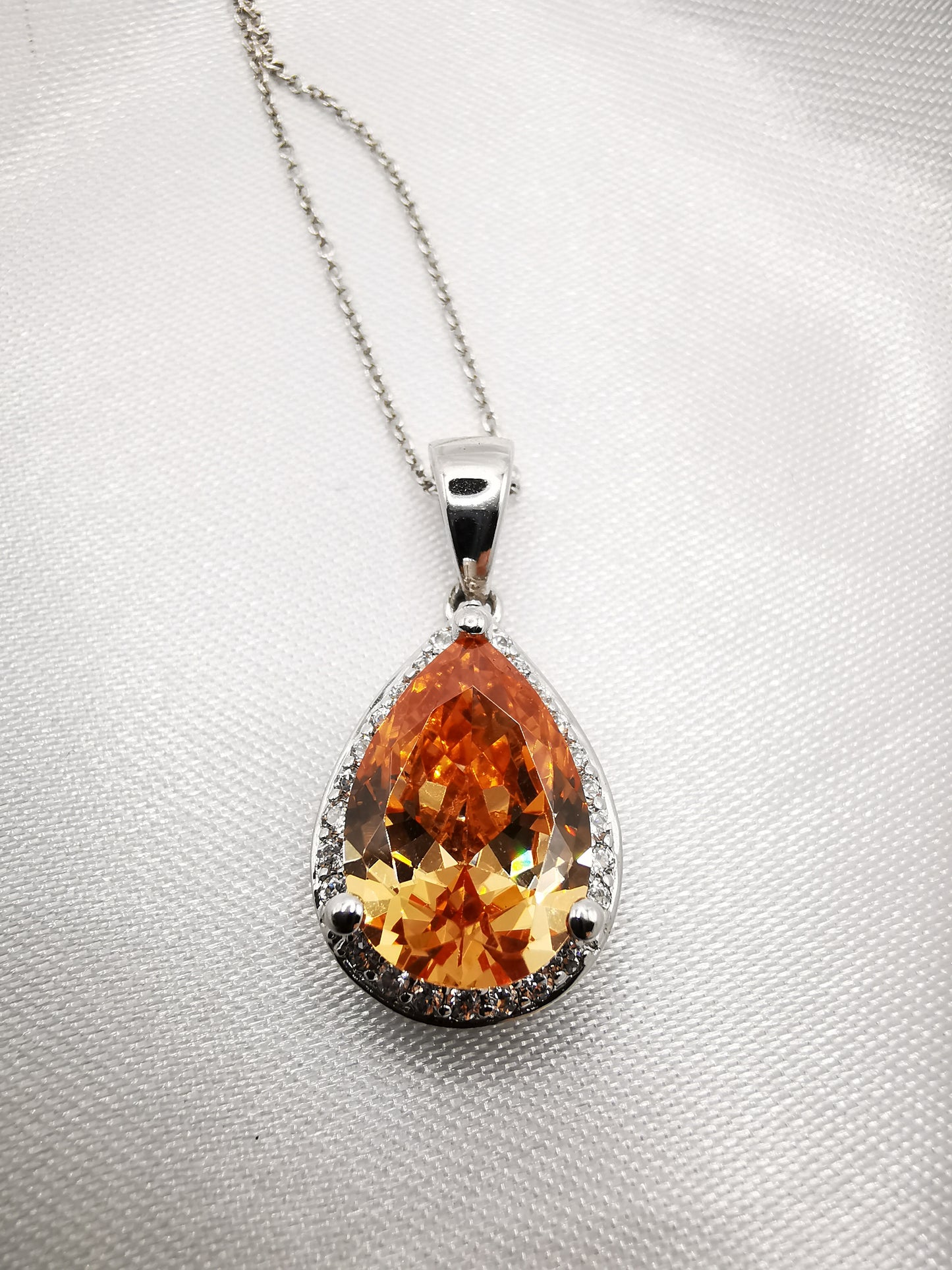 Colgante con zircón naranja en forma de lágrima