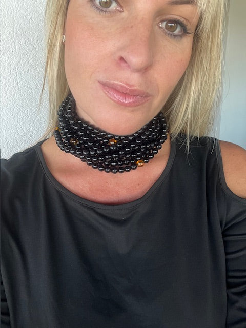 Collar Piccola en color negro- miel